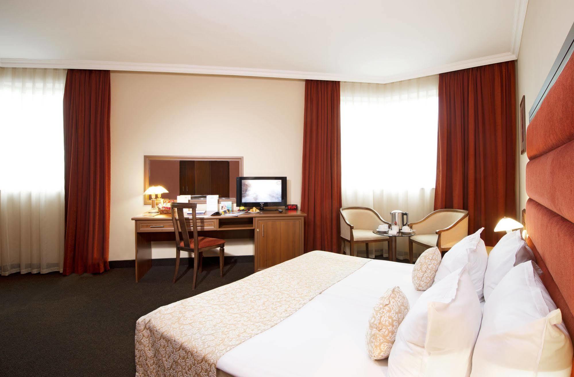 Expo Hotel